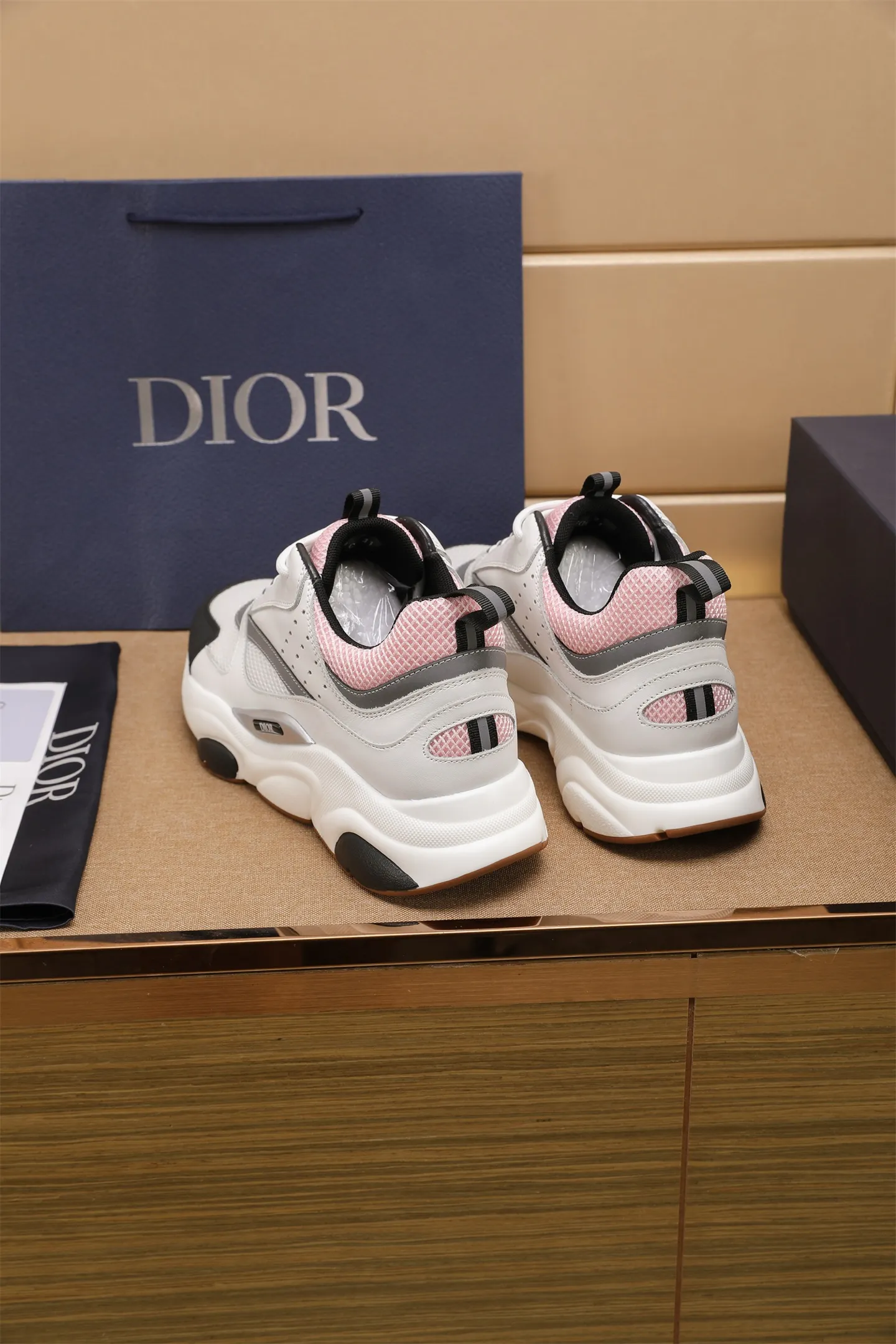 Factory price: 460💰Dior’s top version of D’s b22 men’s sports shoes. Inspired by retro running styles, the chunky low-top silhouette features gray calf leather and blue and white mesh fabric uppers, atop a black, white and blue engraved rubber sole. Nylon ribbon accents the blue mesh tongue and heel counter, and a "dio~" logo appears on the side. Pair it with a suit for a striking contrast and add a sportswear-chic edge to your look. The thick sole can be about 4cm~ Size: 38-45, [46, 47 customized]